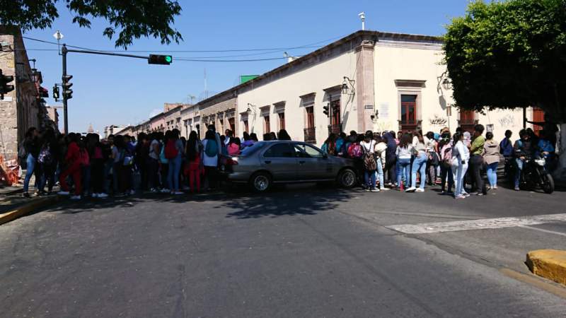 Normalistas bloquean la avenida Madero a la altura de las Tarascas - Foto 2 
