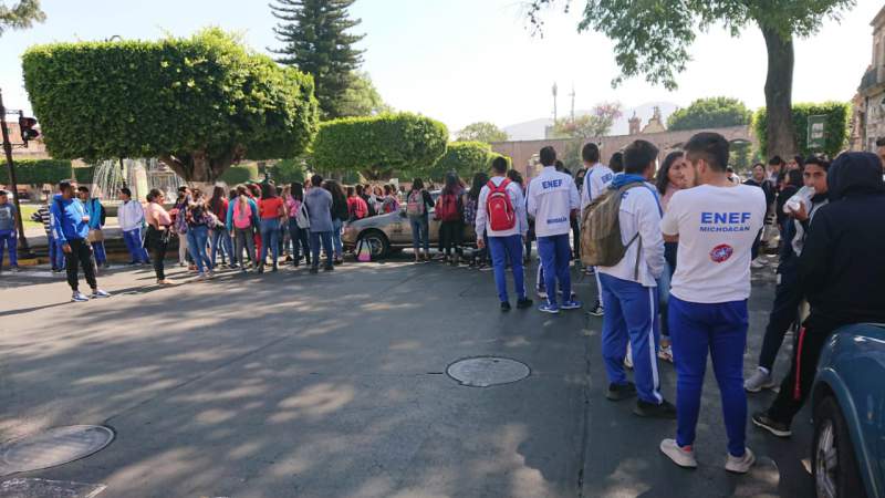 Normalistas bloquean la avenida Madero a la altura de las Tarascas - Foto 3 