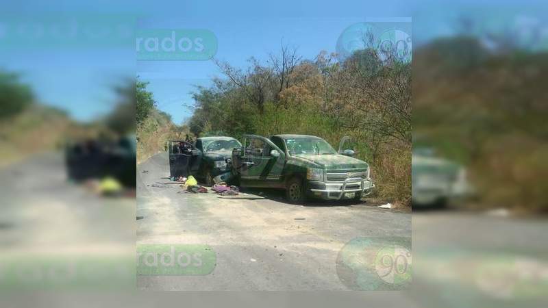Un muerto, armas y camionetas aseguradas, tras enfrentamiento en Aguililla - Foto 0 