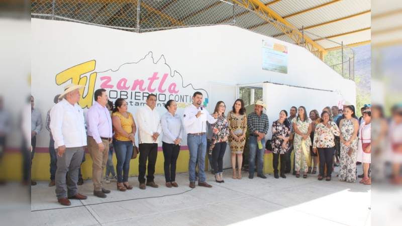 Inaugura Octavio Ocampo cancha de fútbol rápido y techumbre en Tuzantla - Foto 0 