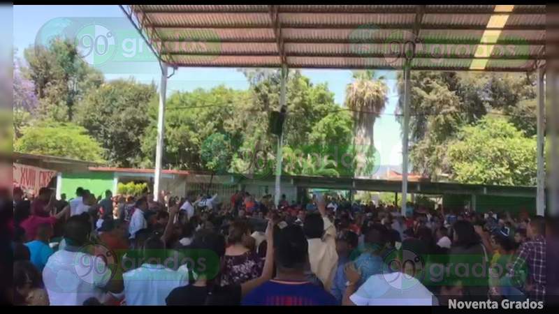 Profesores abuchear a Víctor Zavala Hurtado desconociéndolo como secretario general de la CNTE en Michoacán  