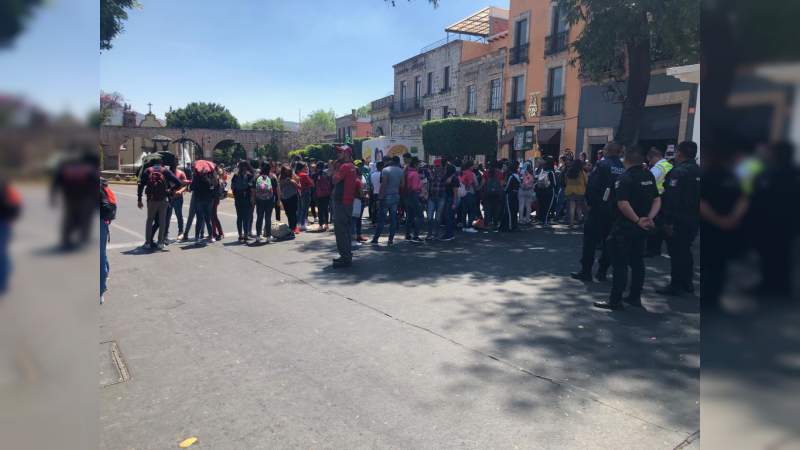 Bloquean estudiantes en la Fuente de las Tarascas en Morelia, Michoacán - Foto 0 