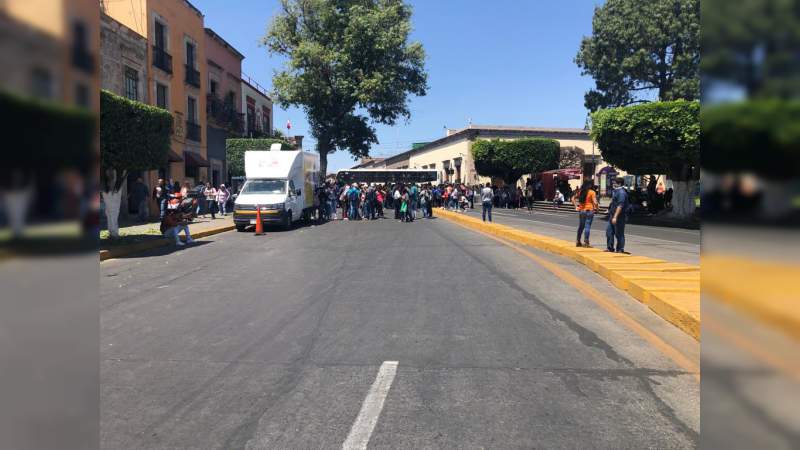 Bloquean estudiantes en la Fuente de las Tarascas en Morelia, Michoacán - Foto 1 