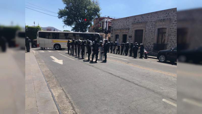 Bloquean estudiantes en la Fuente de las Tarascas en Morelia, Michoacán - Foto 2 