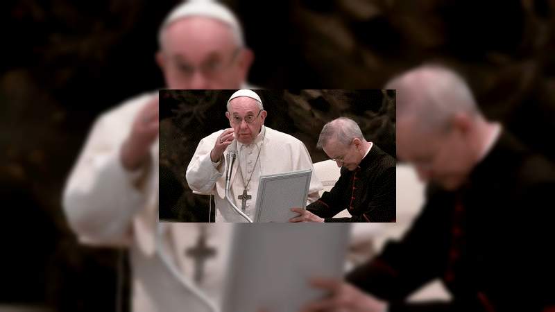 Deben consultar a un profesional para saber si su hijo es homosexual: papa Francisco 