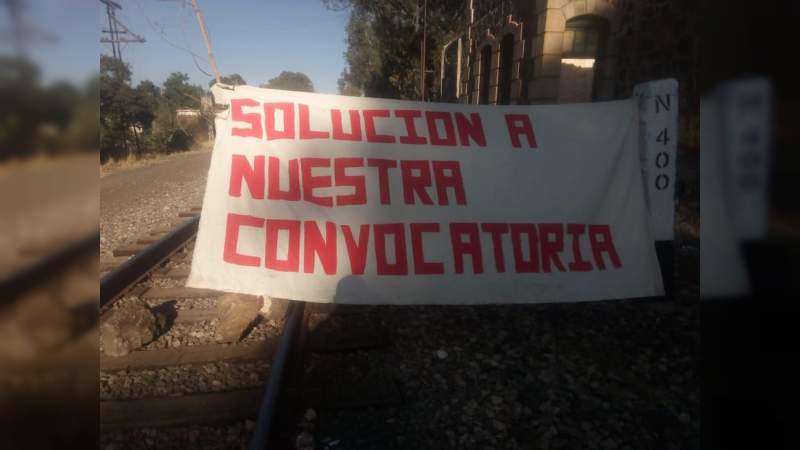 Normalistas vuelven a bloquear las vías del tren en Tiripetío - Foto 0 