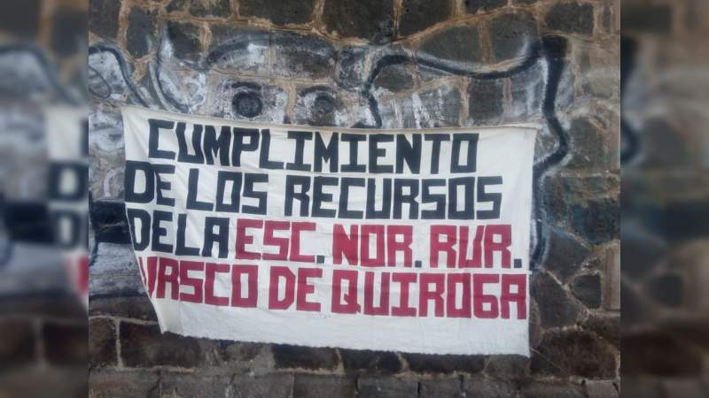 Normalistas vuelven a bloquear las vías del tren en Tiripetío - Foto 1 