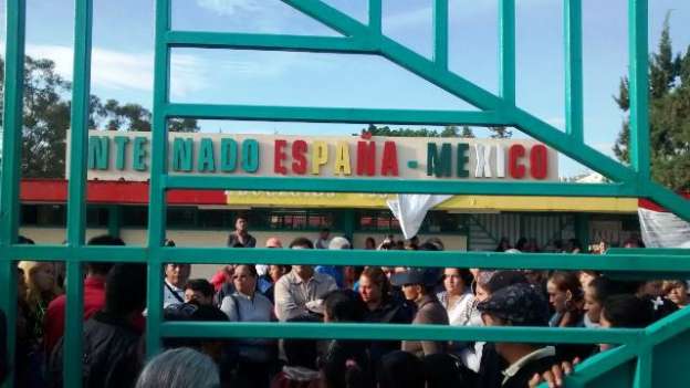 Padres de familia bloquean instalaciones de Internado en Morelia 