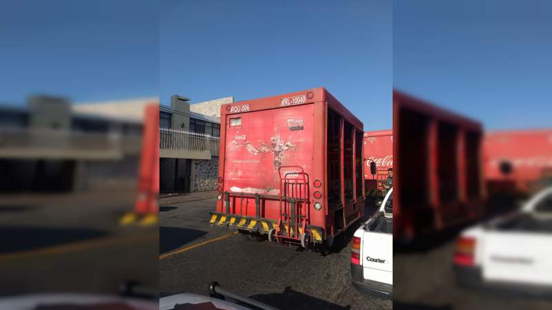 Normalistas saquean camión de la Coca a la altura de las Tarascas 