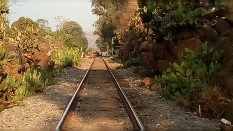 De nueva cuenta, normalistas bloquean las vías del tren en Tiripetío 
