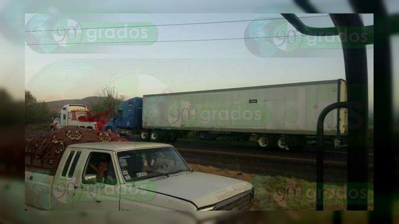 Nuevamente, normalistas retienen vehículos en Tiripetío 