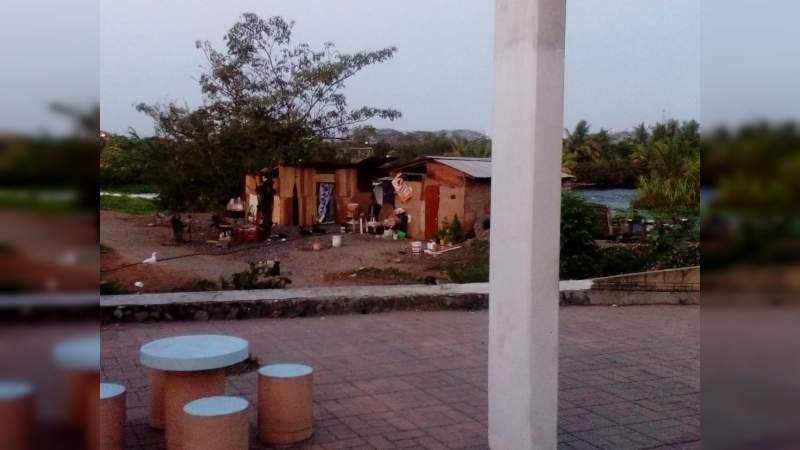 Paracaidistas comienzan a invadir el conocido "Malecón viejo de Lázaro Cárdenas", Michoacán  - Foto 0 