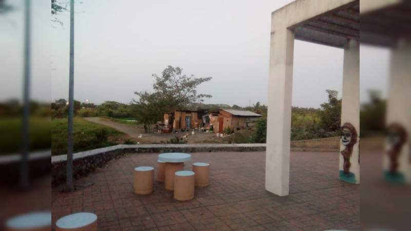 Paracaidistas comienzan a invadir el conocido "Malecón viejo de Lázaro Cárdenas", Michoacán  - Foto 1 