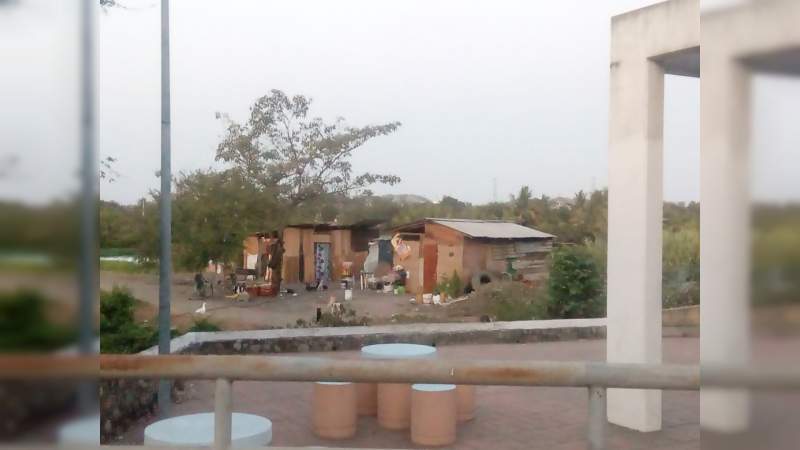 Paracaidistas comienzan a invadir el conocido "Malecón viejo de Lázaro Cárdenas", Michoacán  - Foto 3 