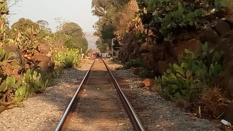 Normalistas retoman las vías del tren en Tiripetío 