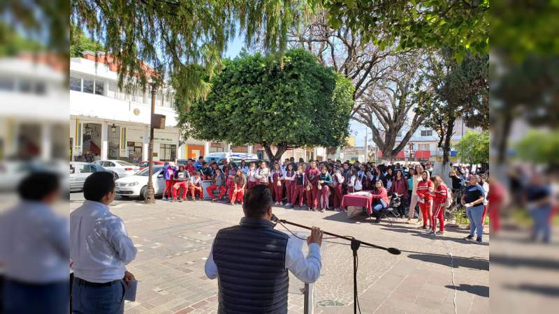 Asisten más de 400 estudiantes a Expo UIIM en Zacapu - Foto 1 