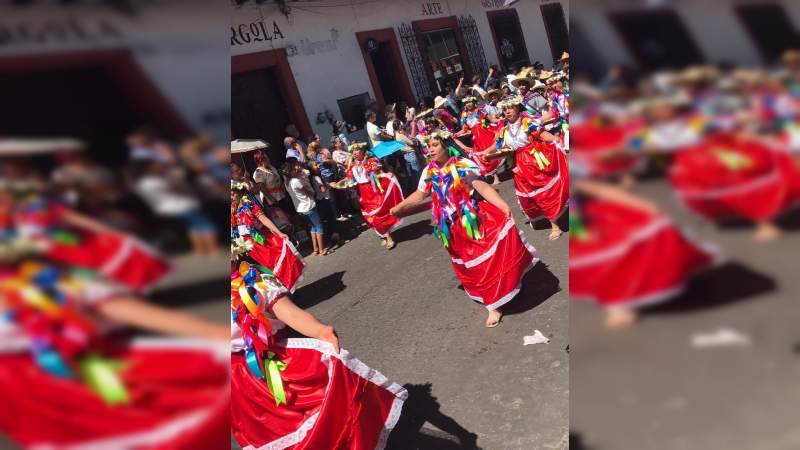 Colorido y riqueza cultural de Michoacán, en el Desfile del Artesano en Uruapan  - Foto 0 