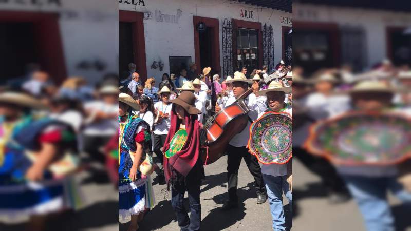 Colorido y riqueza cultural de Michoacán, en el Desfile del Artesano en Uruapan  - Foto 1 