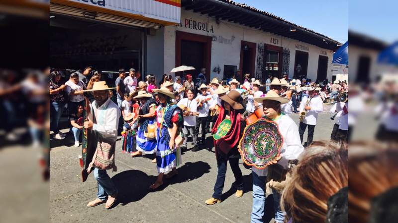Colorido y riqueza cultural de Michoacán, en el Desfile del Artesano en Uruapan  - Foto 2 