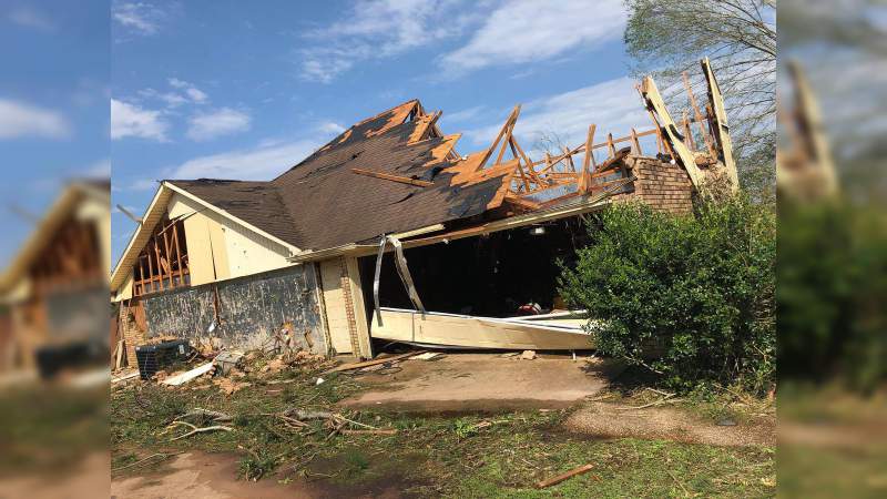 Tornado azota Texas; hay una docena de heridos y múltiples daños - Foto 5 