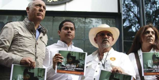 Hipólito Mora realiza ayuno en la PGR a favor de liberación de Mireles 