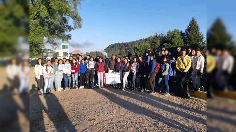 Despliega Mayela Salas limpieza al pueblo y carreteras de acceso a Angahuan - Foto 0 