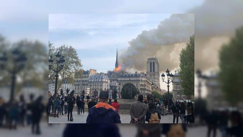 Se registra un fuerte incendio en la catedral de Notre Dame 