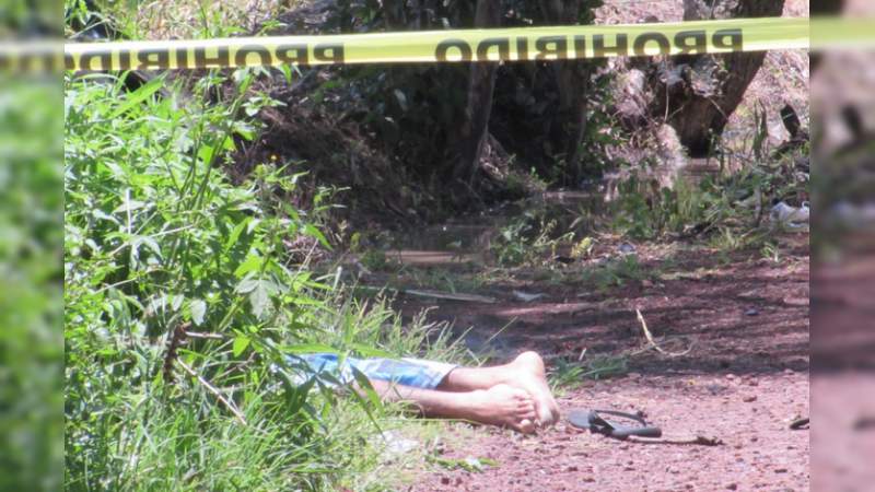 Dejan a ejecutado con narcomensaje en Huitzuco, Guerrero  