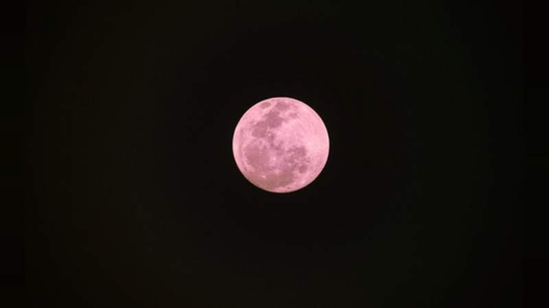 Este Viernes Santo podremos observar la Luna Rosa 