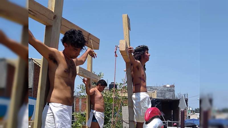 Fiel representación del martirio y la crucifixión de Jesús en Praderas de Morelia - Foto 0 