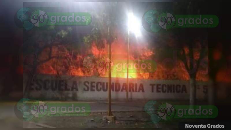 Sujetos incendian pastizal y se extiende a secundaria en Apatzingán, Michoacán  