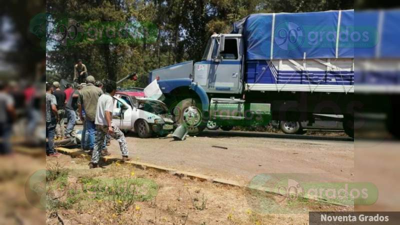 Cinco heridos deja brutal choque un torton embiste un taxi en  Nuevo Parangaricutiro, Michoacán - Foto 0 