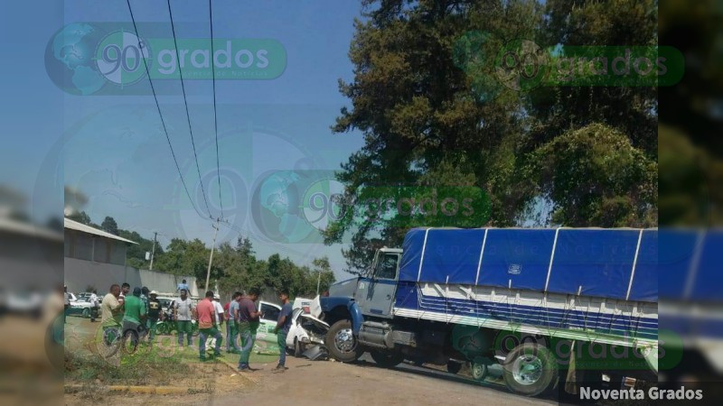 Cinco heridos deja brutal choque un torton embiste un taxi en  Nuevo Parangaricutiro, Michoacán - Foto 2 
