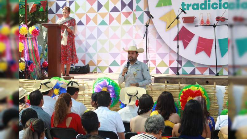 Octavio Ocampo asiste a Segunda Edición de Festival Huetamense para el rescate de sus tradiciones - Foto 0 