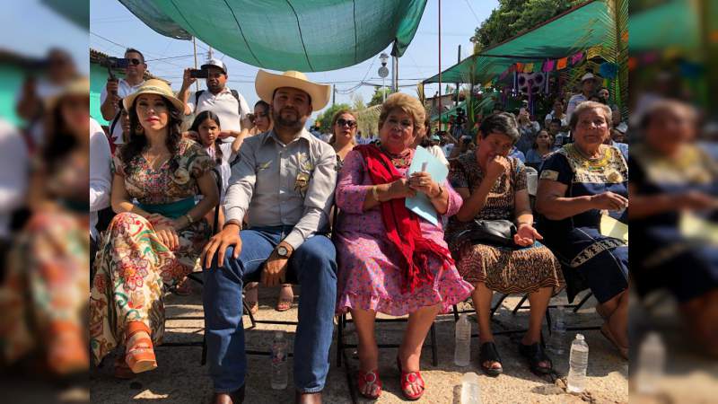 Octavio Ocampo asiste a Segunda Edición de Festival Huetamense para el rescate de sus tradiciones - Foto 1 