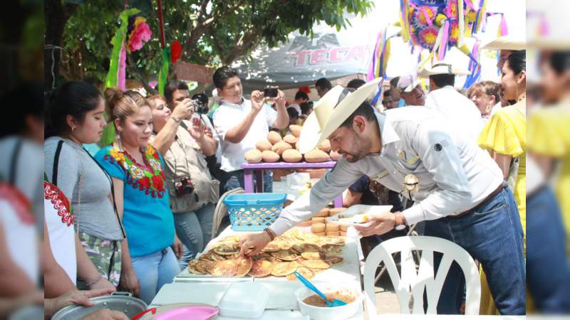 Octavio Ocampo asiste a Segunda Edición de Festival Huetamense para el rescate de sus tradiciones - Foto 2 