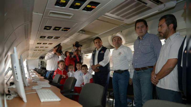 Tony Martínez invita a escuelas a visitar el Biblioavión en Ciudad Hidalgo, único en Michoacán