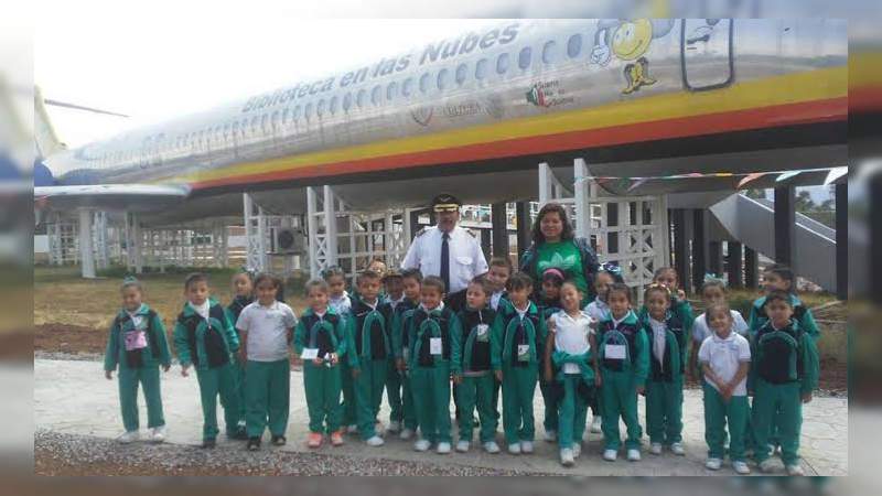 Tony Martínez invita a escuelas a visitar el Biblioavión en Ciudad Hidalgo, único en Michoacán