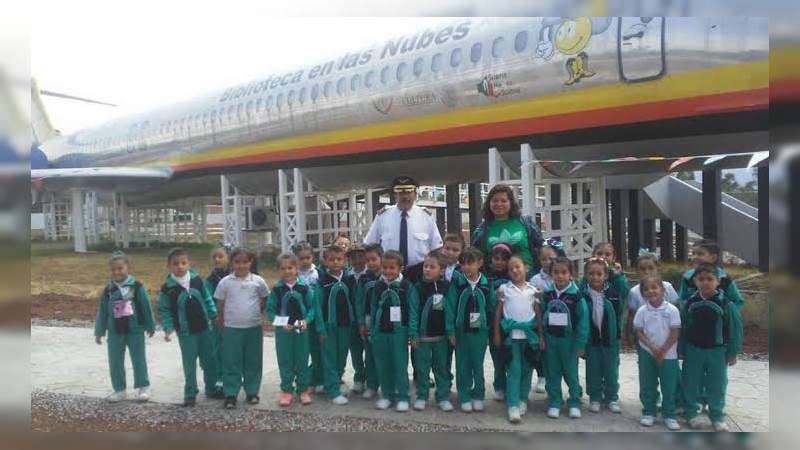 Tony Martínez invita a escuelas a visitar el Biblioavión en Ciudad Hidalgo, único en Michoacán - Foto 2 