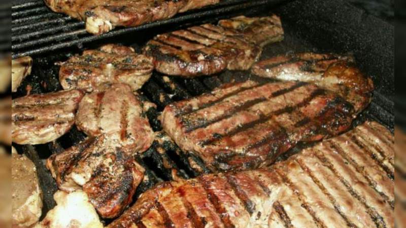 De acuerdo con Harvard, comer carne asada provoca una serie de enfermedades 