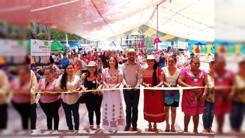 Octavio Ocampo asiste a la 3er Muestra Gastronómica y Artesanal en Tuzantla - Foto 0 