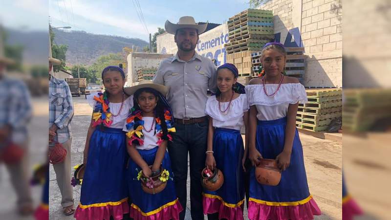 Octavio Ocampo asiste a la 3er Muestra Gastronómica y Artesanal en Tuzantla - Foto 1 