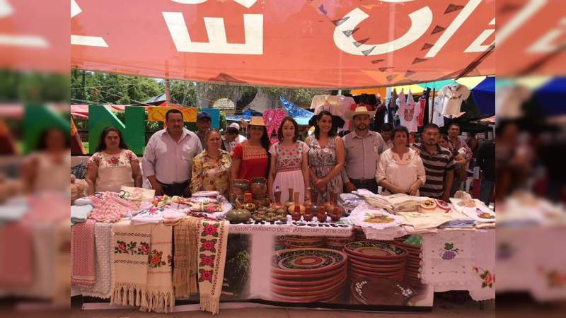 Octavio Ocampo asiste a la 3er Muestra Gastronómica y Artesanal en Tuzantla - Foto 2 