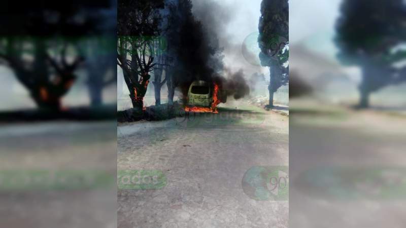 Incendian dos unidades del servicio de transporte público en la carretera Zitácuaro – Toluca - Foto 0 