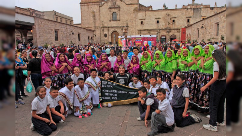 Desfilan alumnos de escuela antorchista en el 6to Festival Infantil del Folklore Nacional de Morelia 