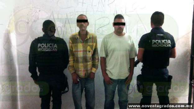 Detienen a dos presuntos extorsionadores en Aguililla, Michoacán 