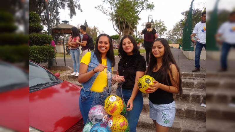 Jóvenes del Ijumich llevan alegría y sorpresas a niñas y niños de la tenencia Morelos - Foto 0 