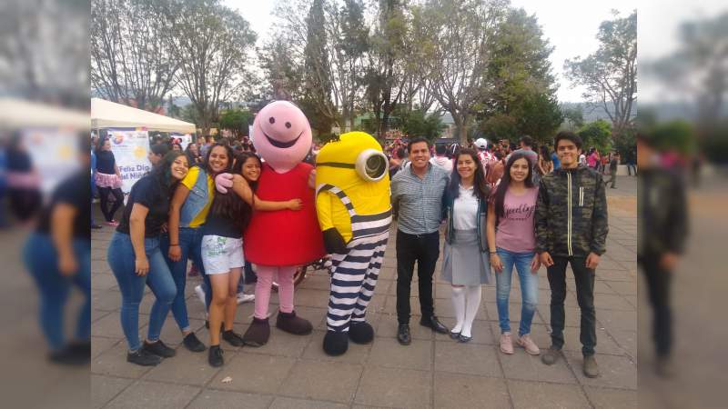 Jóvenes del Ijumich llevan alegría y sorpresas a niñas y niños de la tenencia Morelos - Foto 1 