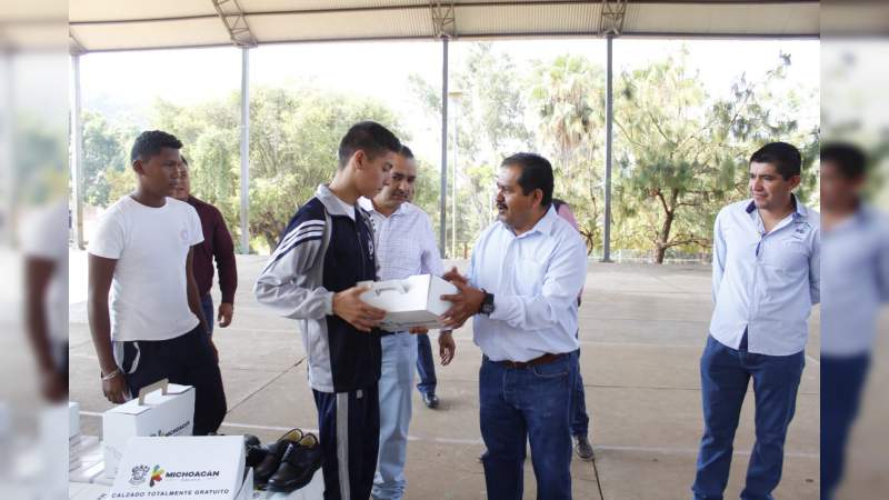 Entrega Lupillo Aguilera calzado escolar en escuelas de Tacámbaro  - Foto 0 