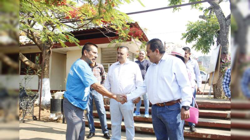 Entrega Lupillo Aguilera calzado escolar en escuelas de Tacámbaro  - Foto 2 